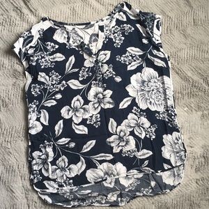 Stylus Blue and White Hibiscus Floral Print Top